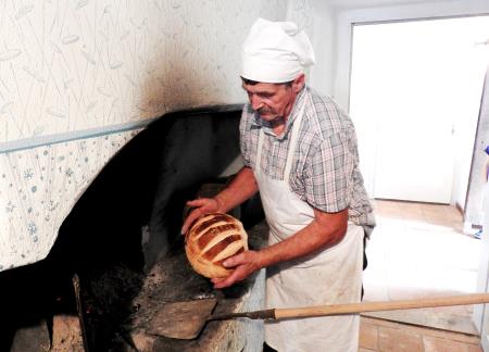 slika_Pečen kruh je Dane vzel iz krušne peči